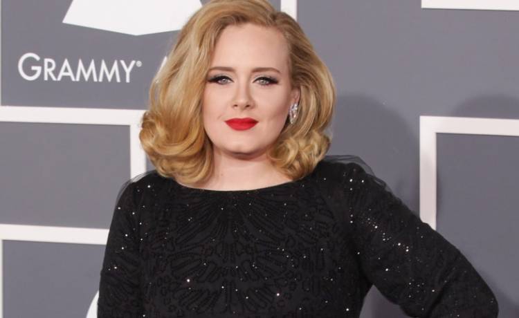 Adele wygląda olśniewająco! Tak szczupła nigdy nie była [WIDEO]