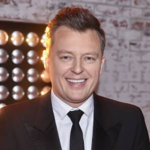 Rafał Brzozowski nie przypomina samego siebie. Fani są w szoku. Wokalista zaskoczył metamorfozą [ZDJĘCIA]