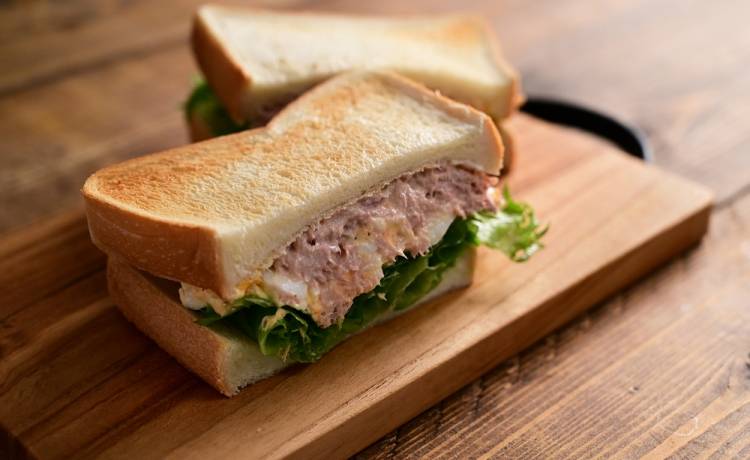 Kanapka z kurczakiem w oryginalnej wersji. Fot. zdjęcie ilustracyjne/ Shutterstock