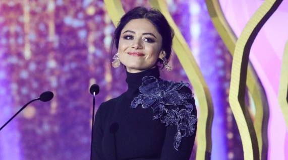 Adriana Kalska w namiętnym pocałunku z serialowym partnerem. Na zdjęciu jest też Mikołaj Roznerski! Tak zakończy się sezon "M jak miłość"? 