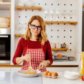 Dodaję do jajecznicy ten składnik. Zawsze wychodzi aksamitna i kremowa!