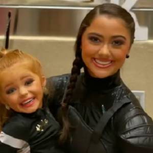 Pięciolatka w mocnym makijażu i naturalnie. Tak praca stylistów może zmienić wygląd! [ZDJĘCIA]                    