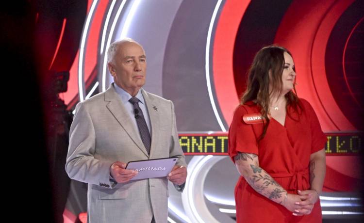 Karol Strasburger jako prowadzący „Familiadę”. Fot. AKPA