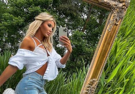 Angela z "Love Island" zasłania nagie piersi ananasami. Uczestniczka programu topless na nowym wakacyjnym zdjęciu         