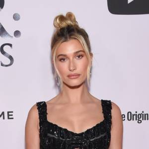 Hailey Bieber kusi w skąpym bikini. Śmiałe kadry skomentował Justin Bieber!