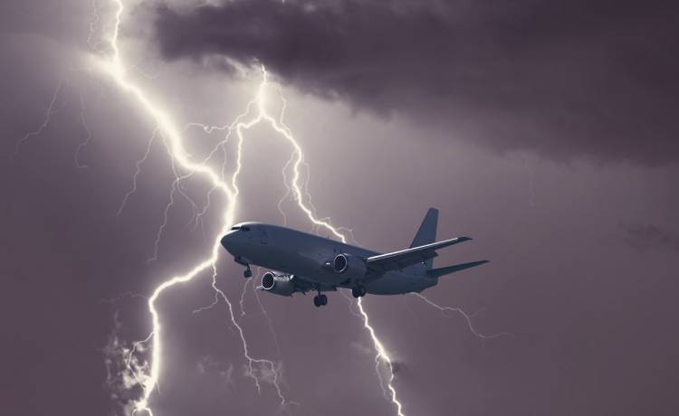 W drzwi samolotu uderzył piorun. Za nimi znajdował się Polak [WIDEO]