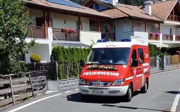 Panna młoda w tarapatach. Nie mogła dojechać na swój ślub. Pomogła straż pożarna [WIDEO]