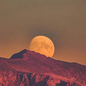 Nadchodzi Księżyc Żniwiarzy. Spektakularnej pełni będzie towarzyszyć deszcz meteorów 