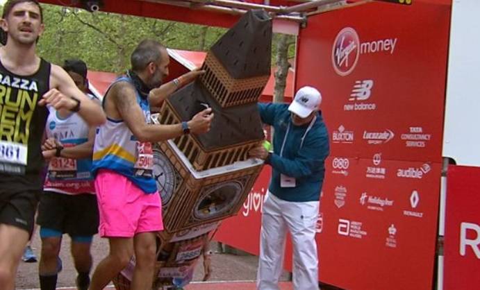 Zabawny wypadek na finiszu londyńskiego maratonu. Mężczyzna biegnący w stroju Big Bena nie zmieścił się na mecie