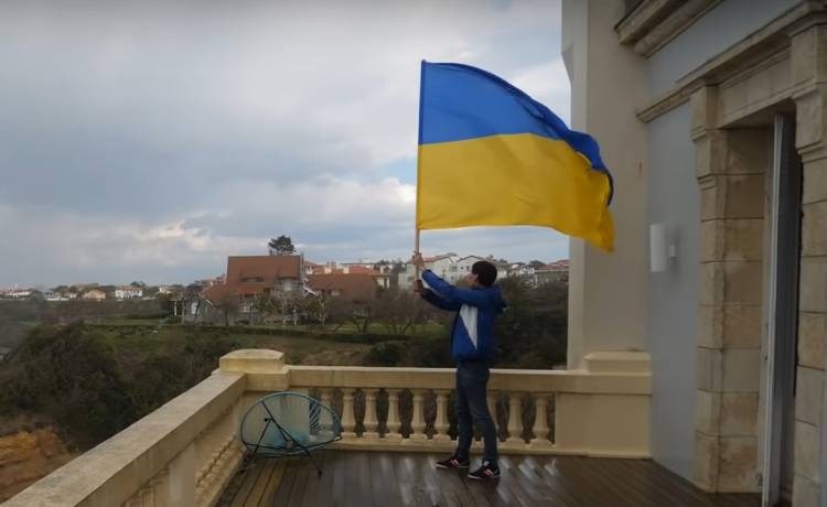 Wpuścił ukraińskich uchodźców do willi córki Putina. Aktywista włamał się do luksusowego domu                            