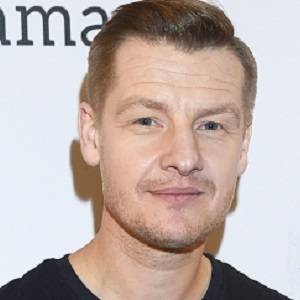 Rafał Mroczek z kontuzją nogi. Aktor zaskoczył fotografiami! "Co się stało?"