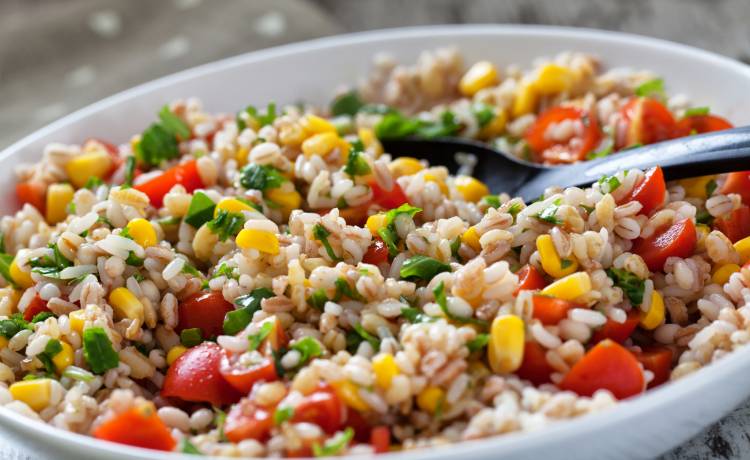 Sałatka z makaronem orzo. Pyszna, szybka i oryginalna