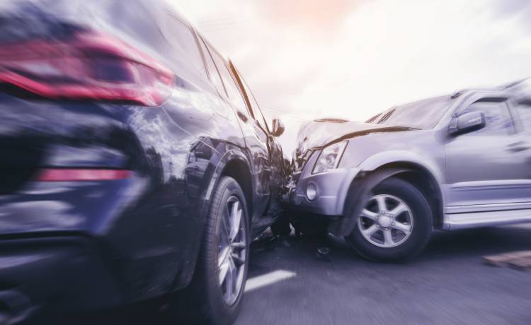 Ratownik medyczny pokazał skutki trzymania nóg na desce rozdzielczej "Zrobił się kołowrotek" [FOTO]