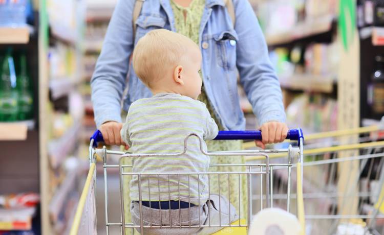 Matka skarży się na kasjerkę sklepu. Wszystko przez to, jak zachowała się wobec jej dziecka 