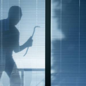 Okradł kościół. Cechy charakterystyczne: „białe skarpetki do sandałów”