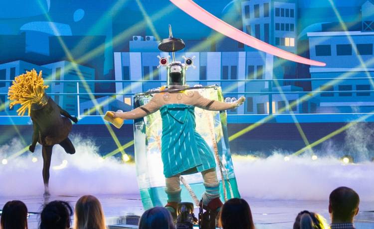 "Mask Singer". Internauci są już pewni, kim jest Prysznic? "Te jego ruchy!"