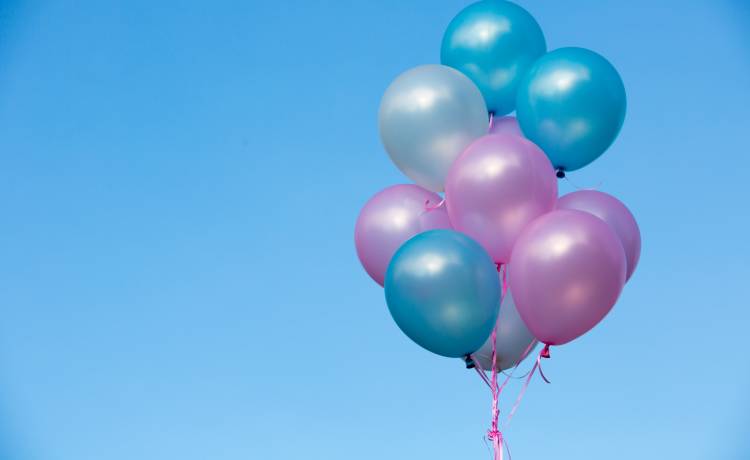 Mężczyzna uderzony przez dziecko balonem. Jego reakcja zaskakuje