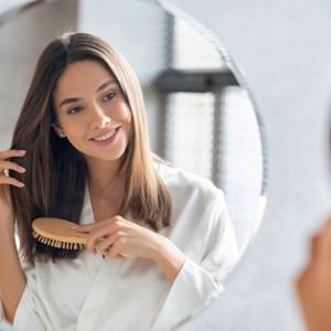 Jak zwiększyć objętość włosów? Prosta fryzura z TikToka jest idealna na każdą okazję [WIDEO]