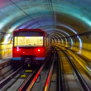 Czechy. Pijany Polak zablokował ruch tramwajowy po tym, jak jechał samochodem po torowisku