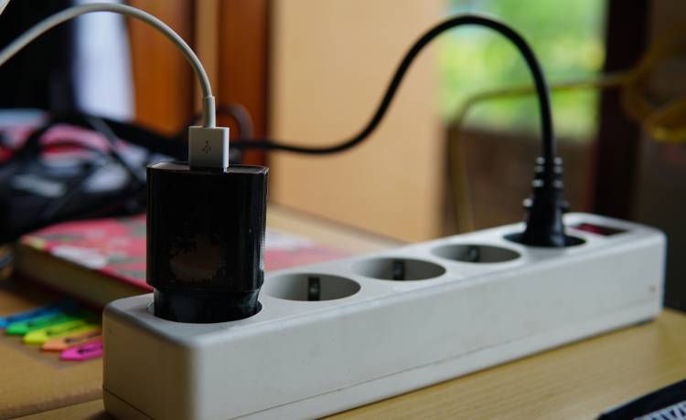 Trzymasz cały czas ładowarkę od telefonu w gniazdku? Tyle za to musisz płacić