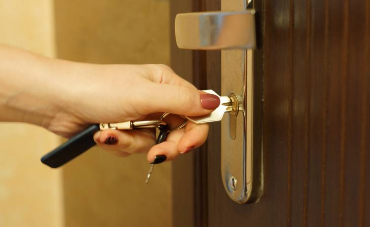 W obawie przed włamywaczami zostawiasz klucz w drzwiach? Nie rób tak!