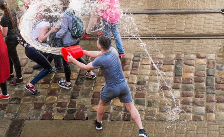 Śmigus-Dyngus z umiarem! Za polewanie wodą możesz dostać mandat!