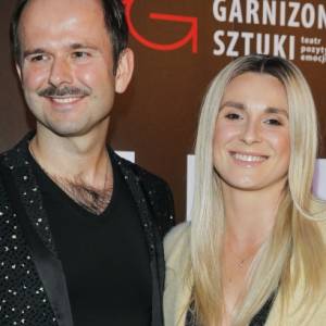 Kajra pozuje na rajskiej plaży w bikini. Na zdjęciu nie jest sama! Drugi plan rozbawił internautów [FOTO]