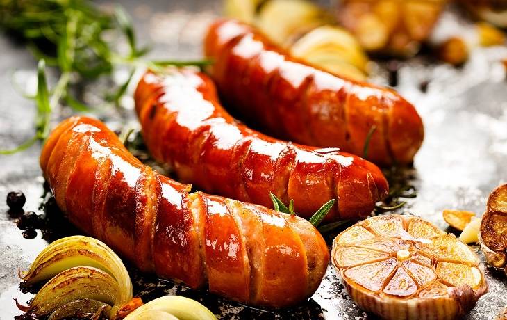 Idelne kiełbaski na majówkę! Wypróbuj chrupiący przepis! 