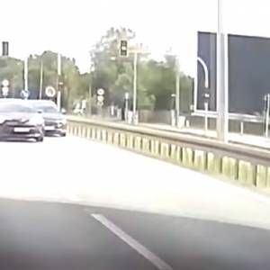 Scena jak z filmu akcji na drodze pod Warszawą. "Gdyby nie film, to na słowo bym nie uwierzył" [WIDEO]