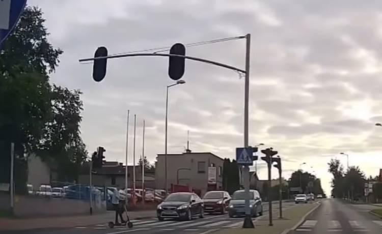 Potrąciła dziecko jadące na hulajnodze. Internauci: "Wielki szacunek dla autora filmu za szybką reakcję" [WIDEO]