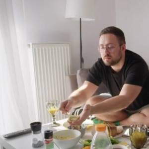 Przemek ze "ŚOPW" zakochany?! Piękna blondynka pocałowała go przed obiektywem! [FOTO]