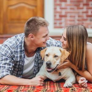 Pies sprawia, że jesteśmy szczęsliwsi w związku! Tak wykazały badania