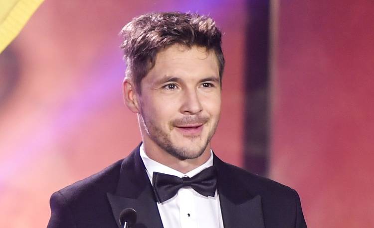 Mikołaj Roznerski z mamą w TV. Kobieta zaskoczyła aktora, dając mu prezent przed kamerami