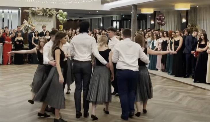 Tegoroczni maturzyści nie ograniczają się do poloneza. Licealiści z Opola zatańczyli do hitu Whitney Houston! [WIDEO]