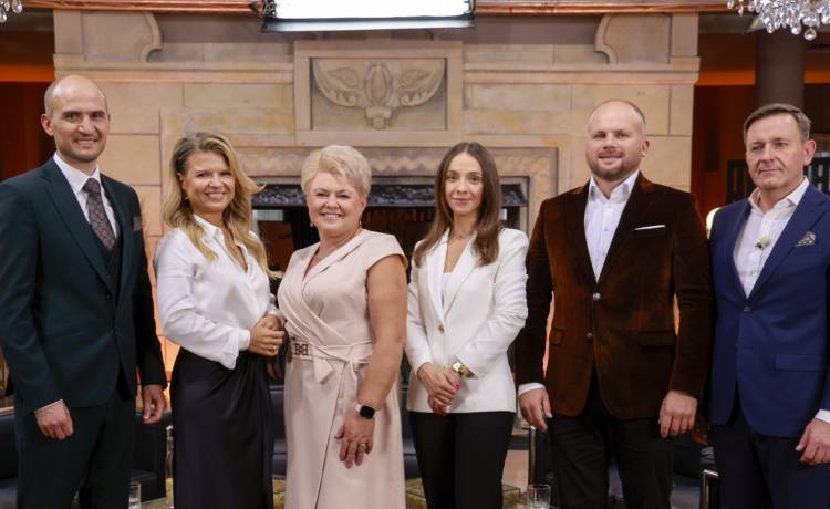 Uczestnicy programu „Rolnik szuka żony” i Marta Manowska. Fot. AKPA