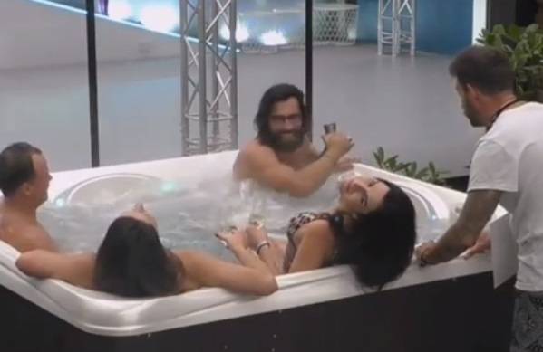 "Big Brother 2". Uczestniczki nago. Nie boją się kąpać bez kostiumów kąpielowych