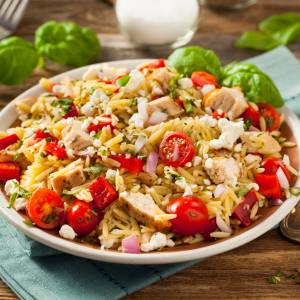 Sałatka z makaronem ryżowym i kurczakiem. Pyszna i szybka