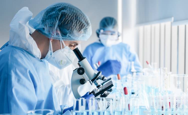 Doustny lek na COVID-19. To już nie są mrzonki. Kiedy będzie dostępny?