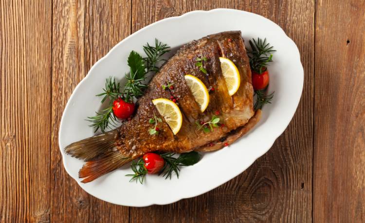 Zobacz, co zrobić, kiedy ość z ryby utknie Ci w gardle