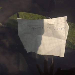 Kaniów. Leżące w rowie auto miało za szybą kartkę "Ogarnę to wieczorem"                 