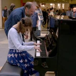 Niewidoma dziewczyna zagrała Chopina. Widzowie wstrzymali oddech [WIDEO]