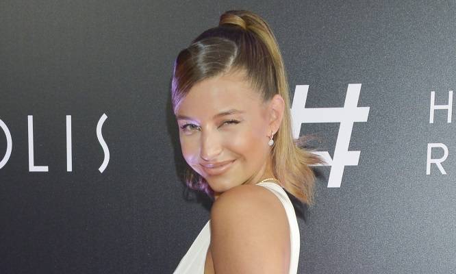 Julia Wieniawa kucnęła w kusej mini i rozgrzała internet do czerwoności. "Przesadziłaś!" [ZDJĘCIA]