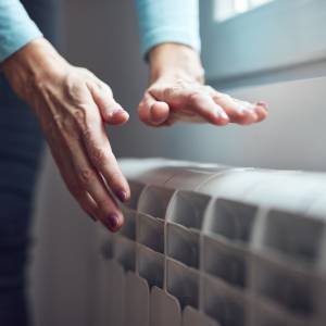 Nadchodzą silne mrozy. Co zrobić, żeby utrzymać ciepło w mieszkaniu?