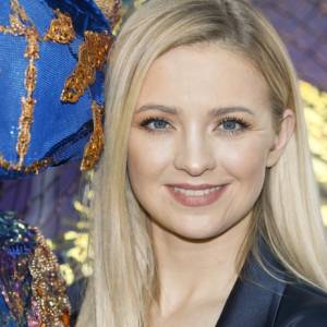 Barbara Kurdej-Szatan: "Gdzież Mój Rycerz?". Zapozowała w białej sukni. Fani: "Królowa"