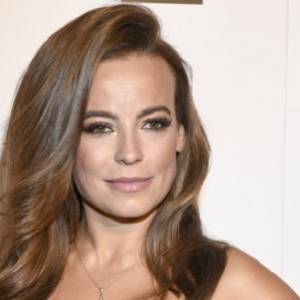 Anna Mucha kusi w pościeli: "Tak się dziś obudziłam". Zmysłowe kadry w bieliźnie pojawiły się w sieci w urodziny aktorki! [ZDJĘCIA]