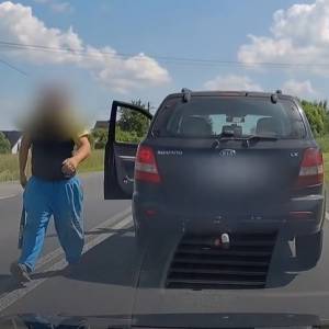 Agresja na drodze! Chciał zaatakować kierowcę kijem baseballowym [WIDEO]