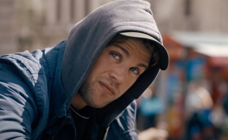 Leo Woodall w serialu „Cel numer jeden”, fot YouTube