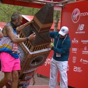Zabawny wypadek na finiszu londyńskiego maratonu. Mężczyzna biegnący w stroju Big Bena nie zmieścił się na mecie