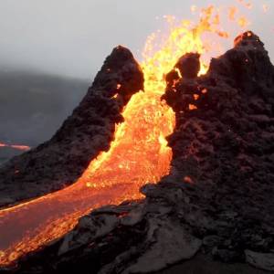 Wybuch wulkanu Fagradalsfjall nagrany dronem. Ten niezwykły film podbija sieć!