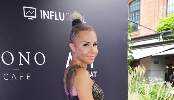 Blanka Lipińska "paraduje z gołym biustem" przy dzieciach. Internautka pyta o wstyd [ZDJĘCIA]